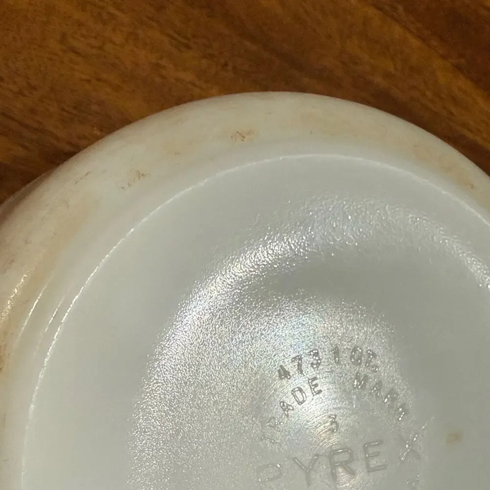 Vintage Pyrex Sandalwood casserole dish 473 without lid